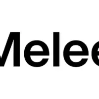 تُعد شركة ميلي للتطوير العقاري Meely Developments الذراع السكنية الحديثة لمجموعة الأهلي صبور، وقد دخلت السوق العقاري المصري عام 2023 لتجمع بين خبرة كيان راسخ ورؤية جيل جديد من التطوير تحت قيادة رجل الأعمال جاسر بهجت رئيس مجلس الإدارة والرئيس التنفيذي، مستندةً إلى قاعدة أصول تتجاوز 30 مليار جنيه منحتها ثقلاً استثمارياً مكّنها من إطلاق مشروعاتها في وقت قياسي. تتوزع محفظة الشركة بين مشروعات سكنية وتجارية في الشيخ زايد والمستقبل سيتي، بأنظمة سداد مرنة وأسعار تبدأ من 3,100,000 جنيه، إلى جانب أنشطة فندقية ورياضية وترفيهية تعكس تنوّع توجّهها، لتؤكد أن حداثة العهد لم تكن عائقاً أمام بناء حضور قوي وثقة متزايدة من العملاء والمستثمرين. [caption id="attachment_12178" align="aligncenter" width="700"] شركة ميلي للتطوير العقاري Meely Developments[/caption] تعرّف على مشروعات شركة ميلي للتطوير العقاري التي تجمع بين سند الأهلي صبور والقيمة الاستثمارية، وابدأ رحلتك نحو اختيار وحدتك اليوم [cta] نبذة عن شركة ميلي للتطوير العقاري تحمل شركة ميلي للتطوير العقاري Meely Developments هوية مزدوجة تجمع بين حداثة التأسيس وعمق الخبرة، فهي شركة تطوير تأسست عام 2023 كثمرة شراكة بين مجموعة الأهلي صبور بصفتها المالك الأغلبي ورجل الأعمال جاسر بهجت ونخبة من المستثمرين، وهو ما منح الكيان الوليد رصيداً من الثقة التشغيلية قبل أن يطرح مشروعه الأول. وتعمل الشركة بمنطق الذراع المتخصصة في تطوير المجمعات السكنية ذات العلامات التجارية (Branded Residences)، إلى جانب المشروعات التجارية والإدارية وإدارة الفنادق والمنشآت الرياضية والمفاهيم الترفيهية، لتغطي بذلك أربعة قطاعات رئيسية ضمن منظومة عمل واحدة متكاملة. ويقود مسيرة الشركة رجل الأعمال جاسر بهجت بصفته رئيس مجلس الإدارة والرئيس التنفيذي، وهو متخصص في التطوير العقاري شغل سابقاً منصب الرئيس التنفيذي لشركة مدار للتطوير، كما تولّى مناصب قيادية في عدد من الكيانات العقارية، إذ انعكست خبرته التراكمية على فلسفة الشركة القائمة على الفهم العميق لاحتياجات العميل بدلاً من المنافسة التقليدية. بدأت ميلي حضورها الفعلي من بوابة الشيخ زايد بمشروعها السكني الأول، ثم وسّعت محفظتها لتشمل المستقبل سيتي عبر مشروع تجاري متعدد الاستخدامات، مستفيدةً من رأسمال يتجاوز 100 مليون جنيه ومن البنية التشغيلية لمجموعة الأهلي صبور التي تمتد خبرتها في السوقين المصري والإقليمي لأكثر من 29 عاماً. ولم يقتصر نشاط الشركة على التطوير السكني وحده، إذ بنت سجلها المبكر في قطاع الضيافة عبر علامة KYND الفندقية، وفي القطاع الرياضي والاجتماعي من خلال تطوير أحد أكبر النوادي في شرق القاهرة، وهو ما ساعد على ترسيخ اسمها سريعاً ضمن الكيانات العقارية الصاعدة في السوق المصري. مجلس إدارة شركة ميلي للتطوير العقاري يرتكز مجلس إدارة شركة ميلي للتطوير العقاري على قيادة تنفيذية ذات خبرة ممتدة وشراكة مؤسسية مع أحد أكبر الكيانات العقارية في مصر، وفيما يلي أبرز أركان الهيكل القيادي للشركة: رجل الأعمال جاسر بهجت – رئيس مجلس الإدارة والرئيس التنفيذي: متخصص في التطوير العقاري، شغل سابقاً منصب الرئيس التنفيذي لشركة مدار للتطوير، ويُعد المحرّك الرئيسي لرؤية الشركة منذ تأسيسها. مجموعة الأهلي صبور – الشريك المؤسس والمالك الأغلبي: كيان عقاري يعمل في السوقين المصري والإقليمي منذ ما يزيد على 29 عاماً، ويوفّر لميلي الغطاء التشغيلي والمالي والخبرة المتراكمة في تنفيذ المشروعات الكبرى. نخبة من المستثمرين الشركاء: ساهموا في تأسيس الكيان إلى جانب المجموعة الأم، بما عزّز القاعدة الرأسمالية للشركة منذ انطلاقتها. فلسفة شركة ميلي للتطوير العقاري في التطوير العقاري تنطلق فلسفة شركة ميلي من فكرة جوهرية مفادها أن العقار ليس مجرد مبنى، بل تجربة وهوية وقيمة قابلة للنمو، ومن هنا تركّز الشركة على تطوير وحدات سكنية تحمل علامات تجارية تجمع بين التصميم العصري والمعايير العالمية واختيار المواقع الاستراتيجية الواعدة، مع تبنّي رؤية أساسها الإبداع والفهم الكامل لاحتياجات العميل لا المنافسة التقليدية. ولضمان هذا المستوى، تتعاقد الشركة مع نخبة من بيوت الخبرة العالمية في التصميم والاستشارات الهندسية، من بينها MIMAR وNaga Architects وChapman Taylor وBenoy إلى جانب صبور للاستشارات الهندسية، بما يمنح مشروعاتها تخطيطاً عمرانياً مدروساً وواجهات معمارية تحافظ على رونقها على المدى الطويل. رؤية شركة ميلي للتطوير العقاري تتمثل رؤية الشركة في تقديم منظور بديل للتطوير العقاري في مصر والشرق الأوسط، يقوم على طرح وحدات سكنية ذات علامات تجارية بمعايير عالمية تلبّي الاحتياجات طويلة الأمد وتحقّق عائداً استثمارياً متنامياً، مع تصدير الفكر المعماري المصري إلى أسواق إقليمية جديدة. أهداف شركة ميلي للتطوير العقاري تطوير مجمعات سكنية ذات علامات تجارية تجمع بين الجودة والتصميم العصري والعائد الاستثماري. التوسّع في المشروعات التجارية والإدارية والطبية متعددة الاستخدامات في المدن الجديدة. بناء محفظة فندقية متكاملة عبر علامة KYND بالتعاون مع مشغّلين عالميين. تطوير المنشآت الرياضية والاجتماعية في مصر وتصدير نموذجها إلى السوق السعودي. اختيار مواقع استراتيجية على المحاور الرئيسية تضمن نمو القيمة الاستثمارية بمرور الوقت. الالتزام بمواعيد التسليم المحددة ومعايير البناء والتشطيب لضمان ثقة العملاء. شراكات شركة ميلي للتطوير العقاري الاستراتيجية اعتمدت شركة ميلي على شبكة من الشراكات المحلية والدولية منحتها قوة دفع سريعة داخل السوق، وفيما يلي أبرز هذه الشراكات ودور كل منها: مجموعة الأهلي صبور: الشريك الأساسي والمالك الأغلبي، وتمثّل السند المؤسسي والمالي للشركة بخبرتها الممتدة في السوقين المصري والإقليمي. ماريوت إنترناشيونال (Marriott): شريك إدارة الضيافة، إذ وقّعت معه الشركة اتفاقية لإنشاء وإدارة خمسة فنادق جديدة، من بينها فندق ضمن مشروعها الأول في الشيخ زايد. أدير إنترناشيونال (Adeer International): الذراع الاستثمارية التابعة لمجموعة سمو السعودية، ويجمعها بميلي تحالف استراتيجي لتطوير مشروعات مستقبلية في مصر والمملكة العربية السعودية. بيوت الخبرة الهندسية والمعمارية: شراكات تنفيذ وتصميم مع MIMAR وNaga Architects وChapman Taylor وBenoy وصبور للاستشارات، لضمان جودة التخطيط والتنفيذ. وتستمر الشركة في توسيع دائرة تحالفاتها داخلياً وخارجياً، وللاستفسار عن الشراكات الاستثمارية وفرص التعاون مع شركة ميلي للتطوير العقاري، يمكن التواصل عبر الخط الساخن لشركة ميلي للتطوير العقاري ‎<a href="tel:+201118183030">+201118183030</a> للحصول على بيانات مفصّلة من فريق المبيعات. سابقة أعمال شركة ميلي للتطوير العقاري المشروع الموقع النوع المساحة الحالة كمبوند نمق الشيخ زايد NMQ الشيخ زايد سكني (علامة تجارية) 66 فدان قيد الإنشاء – تسليم متوقّع 2027 كمبوند كومونز الشيخ زايد الشيخ زايد سكني وحدات من 70 م² قيد الإنشاء مول بالس جرين سكوير المستقبل سيتي تجاري / إداري / طبي — قيد الإنشاء فندق KYND 01 الساحل الشمالي فندقي / ضيافة — تم التشغيل نادي بلاتينيوم الرياضي التجمع الخامس رياضي / اجتماعي — تم التطوير تكشف هذه المحفظة عن تنوّع لافت يمتد من السكن الفاخر في الشيخ زايد والمشروعات التجارية في المستقبل سيتي، إلى الأنشطة الفندقية في الساحل الشمالي والمنشآت الرياضية في التجمع الخامس، بما يعكس قدرة الشركة على العمل في أكثر من قطاع خلال سنوات قليلة من انطلاقها. مشاريع شركة ميلي للتطوير العقاري على موقعنا تضم منصة الكبسولة العقارية أبرز مشروعات شركة ميلي المطروحة حالياً مع تفاصيل المواقع والأسعار وأنظمة السداد، وفيما يلي عرض لها مقسّمة حسب المدينة: مشاريع ميلي في الشيخ زايد يأتي كمبوند كومونز الشيخ زايد كأحد المشروعات السكنية للشركة في قلب الشيخ زايد أمام كمبوند الربوة، وهو موقع حيوي قريب من أهم المحاور والخدمات، إذ يقدّم المشروع شققاً سكنية بمساحات تبدأ من 70 م² بتصميمات عصرية تناسب شرائح متعددة من العملاء. وتبدأ أسعار الوحدات داخله من 4,200,000 جنيه، مع نظام سداد يعتمد على مقدم 10% وتقسيط يمتد حتى 8 سنوات، ما يجعله خياراً عملياً للسكن والاستثمار معاً. مشاريع ميلي في المستقبل سيتي [caption id="attachment_12175" align="aligncenter" width="700"] مول بالس جرين سكوير المستقبل سيتي[/caption] يُعد مول بالس جرين سكوير الوجهة التجارية الأبرز للشركة في المستقبل سيتي، إذ يقع بالقرب من محور محمد نجيب ضمن نطاق محاط بكبرى الكمبوندات السكنية، ليقدّم مشروعاً متعدد الاستخدامات يجمع بين الوحدات التجارية والإدارية والطبية في تصميم معماري عصري يضمن سهولة الحركة وجاذبية الواجهات. وتبدأ أسعار وحداته من 3,100,000 جنيه، بمقدم 5% وتقسيط حتى 7 سنوات، ما يجعله فرصة مناسبة لأصحاب الأعمال والمستثمرين الباحثين عن أصل تجاري في منطقة واعدة. وللاستفسار عن أحدث الأسعار وحجز معاينة لأي من مشروعات شركة ميلي للتطوير العقاري، يمكن التواصل مع رقم مبيعات شركة ميلي للتطوير العقاري ‎<a href="tel:+201118183030">+201118183030</a> للحصول على عروض الأسعار وجداول الأقساط المتاحة. مميزات الاستثمار في مشاريع شركة ميلي للتطوير العقاري سند مؤسسي قوي: انتماء الشركة لمجموعة الأهلي صبور بخبرتها الممتدة لأكثر من 29 عاماً يقلّل من مخاطر التعثّر ويعزّز الثقة في التسليم. شراكات تشغيل عالمية: إدارة ماريوت إنترناشيونال لفندق المشروع الأول تضيف قيمة تشغيلية وعائداً أعلى للوحدات المرتبطة به. تنوّع المحفظة الاستثمارية: توافر خيارات سكنية وتجارية وإدارية وطبية يتيح للمستثمر اختيار الأصل الأنسب لأهدافه. خطط سداد مرنة: أنظمة دفع تبدأ بمقدم 5% وتقسيط يصل إلى 8 سنوات عبر مشروعات الشركة. مواعيد تسليم محددة: جداول زمنية واضحة لأبرز المشروعات، إذ يبدأ تسليم كمبوند نمق الشيخ زايد المتوقّع خلال عام 2027. تواصل مع شركة ميلي للتطوير العقاري للحصول على أحدث المعلومات عن مشروعات شركة ميلي للتطوير العقاري، يمكنك التواصل مع فريق المبيعات المتخصص للاستفسار عن الأسعار وحجز المعاينات وتفاصيل أنظمة السداد المتاحة في الشيخ زايد والمستقبل سيتي. رقم مبيعات شركة ميلي للتطوير العقاري: ‎<a href="tel:+201118183030">+201118183030</a> متاح يومياً من الساعة 10 صباحاً حتى 10 مساءً لخدمة الاستفسارات وحجز المعاينات. الخط الساخن لشركة ميلي للتطوير العقاري: ‎<a href="tel:+201118183030">+201118183030</a> متاح يومياً من الساعة 10 صباحاً حتى 10 مساءً للرد على كافة استفسارات العملاء. يقدّم فريق مبيعات شركة ميلي استشارة عقارية مجانية تشمل تحليلاً سريعاً لاحتياجات العميل وميزانيته، مع ترشيح المشروع الأنسب من بين محفظة الشركة، إلى جانب توفير المعاينات الميدانية للوحدات المتاحة وعرض كافة بدائل التمويل والسداد. لماذا تختار مشاريع شركة ميلي للتطوير العقاري؟ شركة ميلي للتطوير العقاري